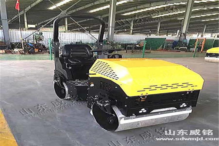 冬季施工，增加了行車(chē)?yán)щy，對(duì)小型壓路機(jī)的安全駕駛產(chǎn)生了不利影響，蓄電池電解液冰凍會(huì)使其終止工作